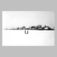 109-0013 Wargienen im Winter. Auf dem Eis der Krattke die beiden schwarzen Figuren, Otto und Ulrich Schroeder etwa 1937.jpg